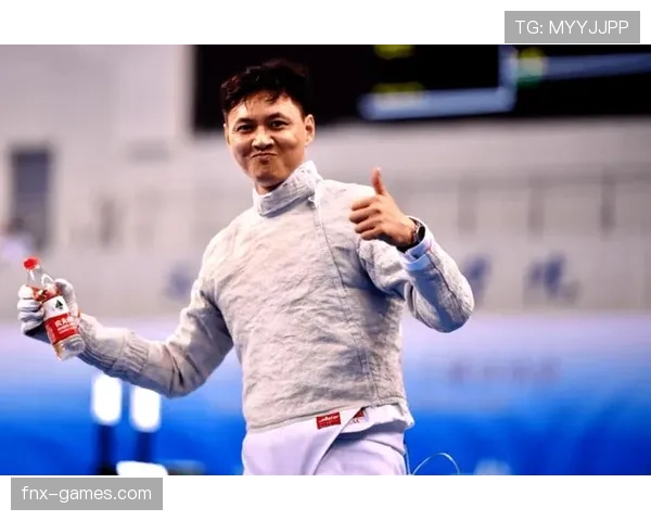 仲满今天又穿得像刚下班的公务员，球场上倒像个隐形高手，谁能猜到这生活细节？