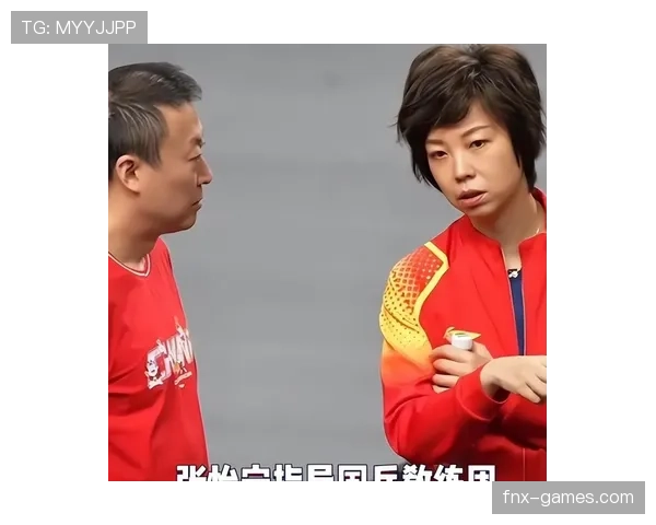 张怡宁退役后在家啃黄瓜，这松弛感谁懂啊