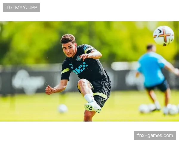 阿尔瓦雷斯训练完直接去奢侈品店刷空卡？